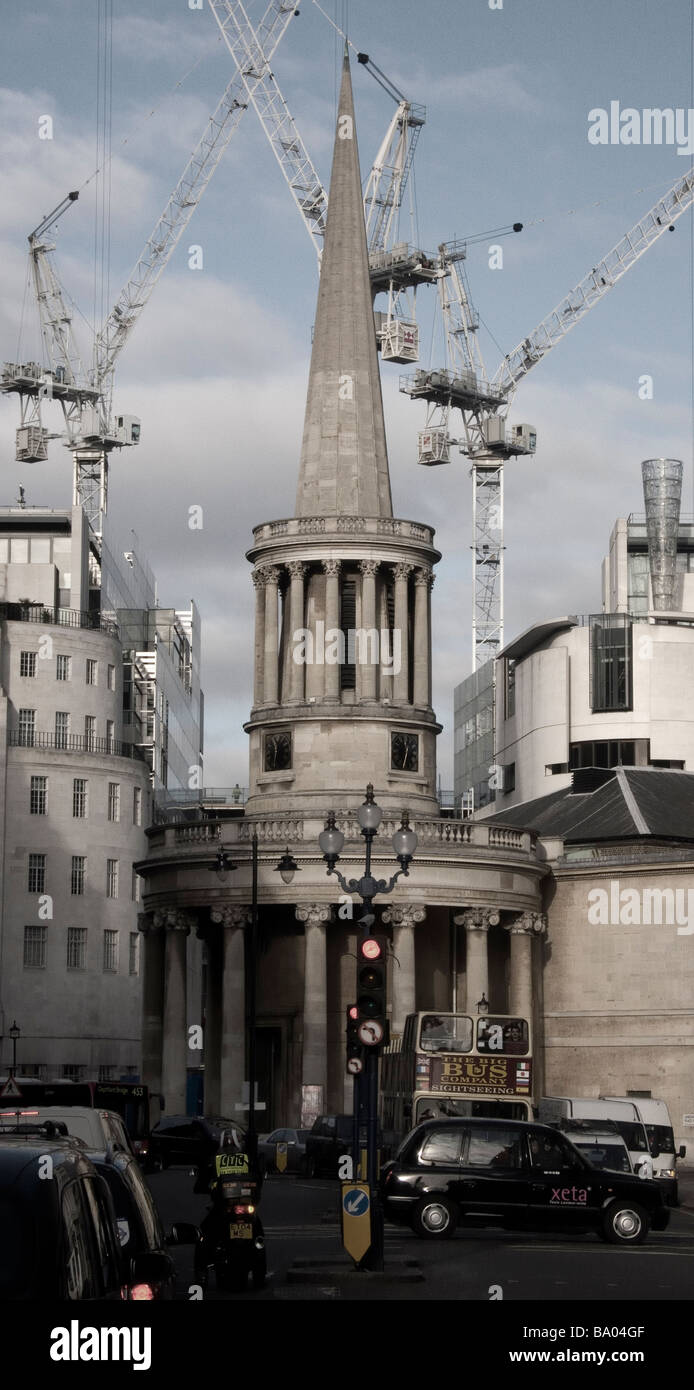 Alle Seelen Langham Place umgeben von Bau-Krane Regent St London UK Stockfoto