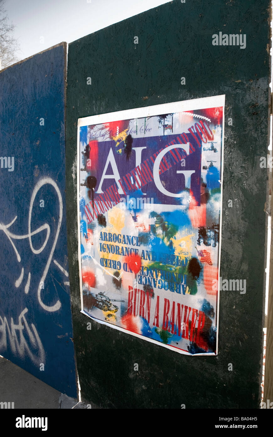 Ein Künstler-Poster abschätzig die Versicherungsriesen AIG ist auf der Baustelle in Williamsburg Brooklyn Schuppen gesehen. Stockfoto