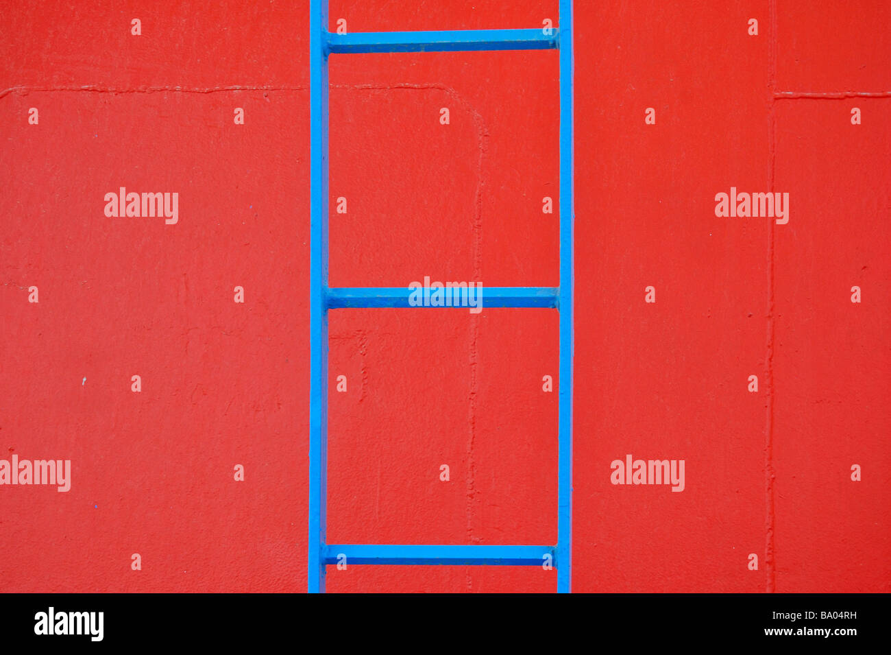 Metallleiter auf einer Fähre. Abstrakten geometrischen Hintergrund. Stockfoto