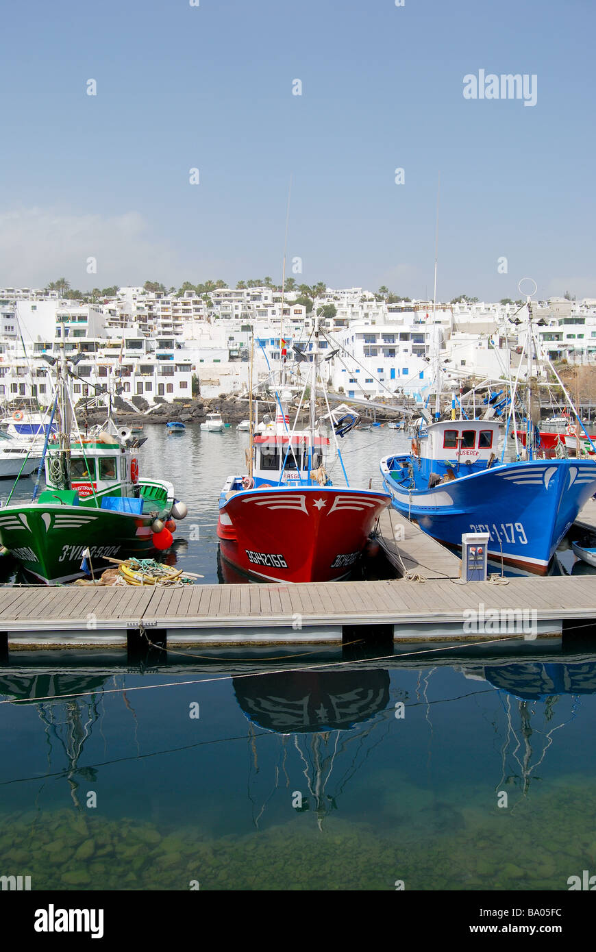 Angelboote/Fischerboote im Hafen von Puerto del Carmen, Lanzarote, Kanarische Inseln, Spanien Stockfoto