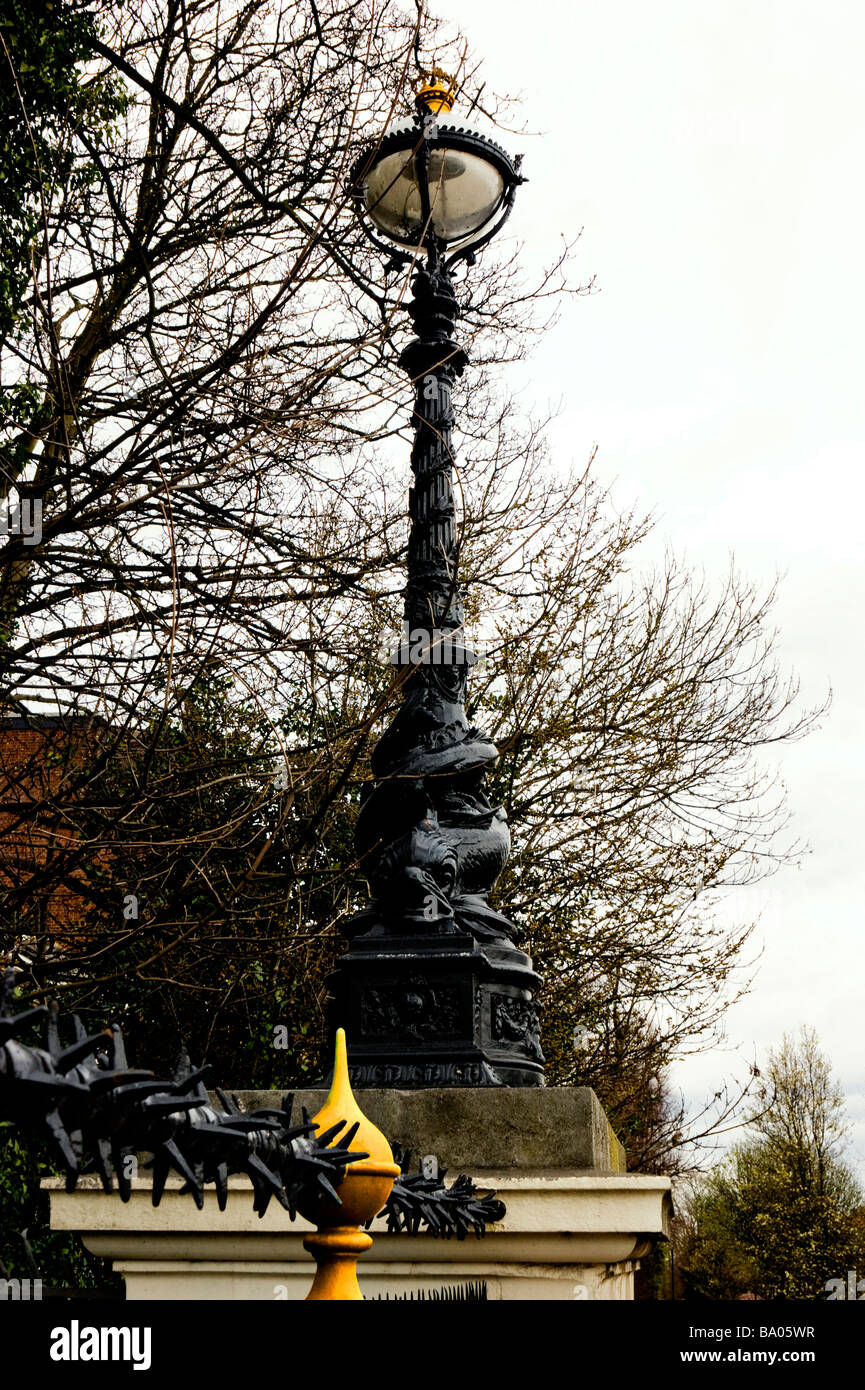 Reich verzierten viktorianischen Lampe auf der Brücke am Hornsey Lane, Nord-London, der durchquert der Archway Rd. Stockfoto