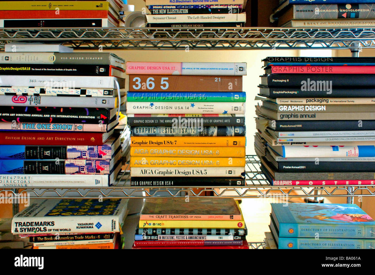 Kunst Bücherstapel auf industrial-Metal in einem modernen zeitgenössischen Designstudio Stockfoto