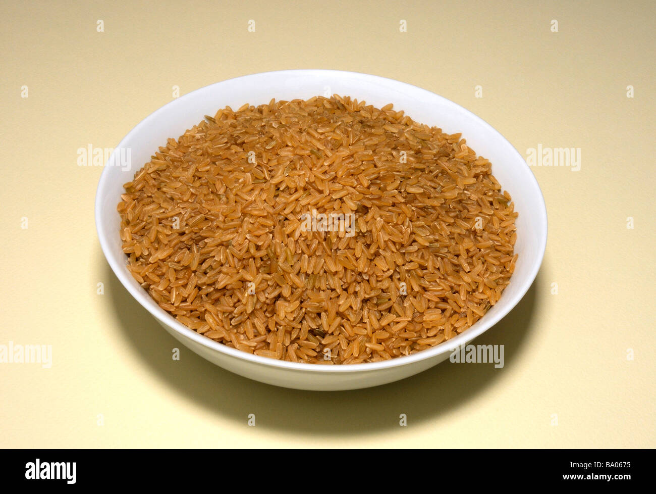 Brauner Reis in eine Schüssel geben. Stockfoto