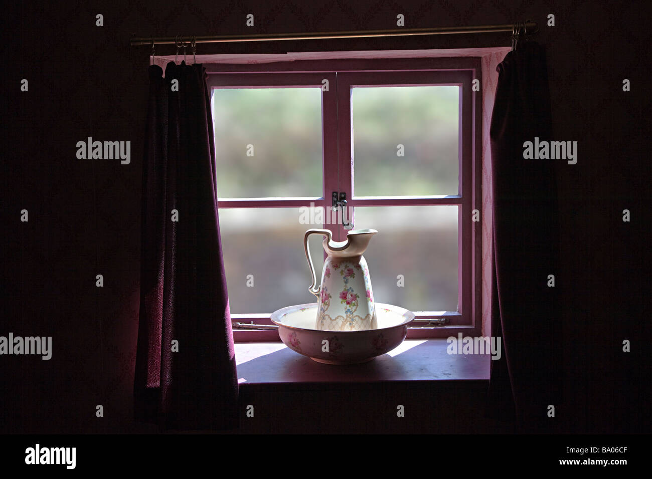 Antiken Wasserkrug und Schale im Fenster Wales UK Stockfoto