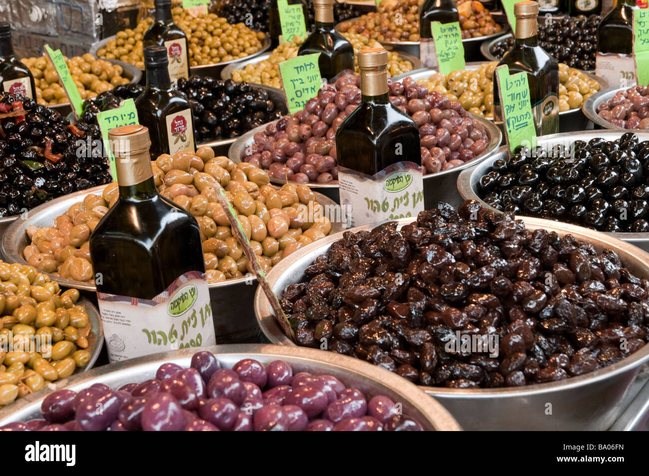 Oliven auf einem Imbissstand in Carmel Markt Tel Aviv Israel Stockfoto