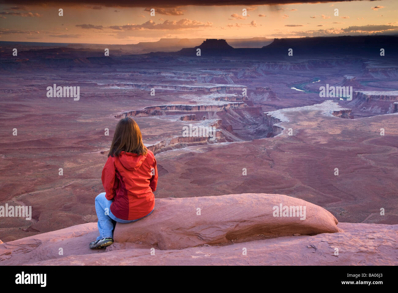 Ein Besucher auf der Green River mit Blick auf Insel im Himmel District Canyonlands National Park in der Nähe von Moab Utah Modell veröffentlicht Stockfoto