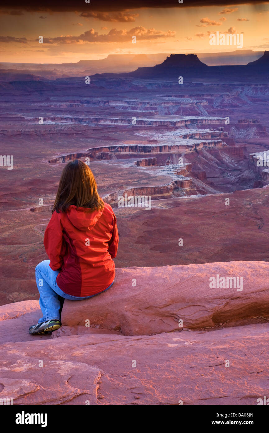 Ein Besucher auf der Green River mit Blick auf Insel im Himmel District Canyonlands National Park in der Nähe von Moab Utah Modell veröffentlicht Stockfoto