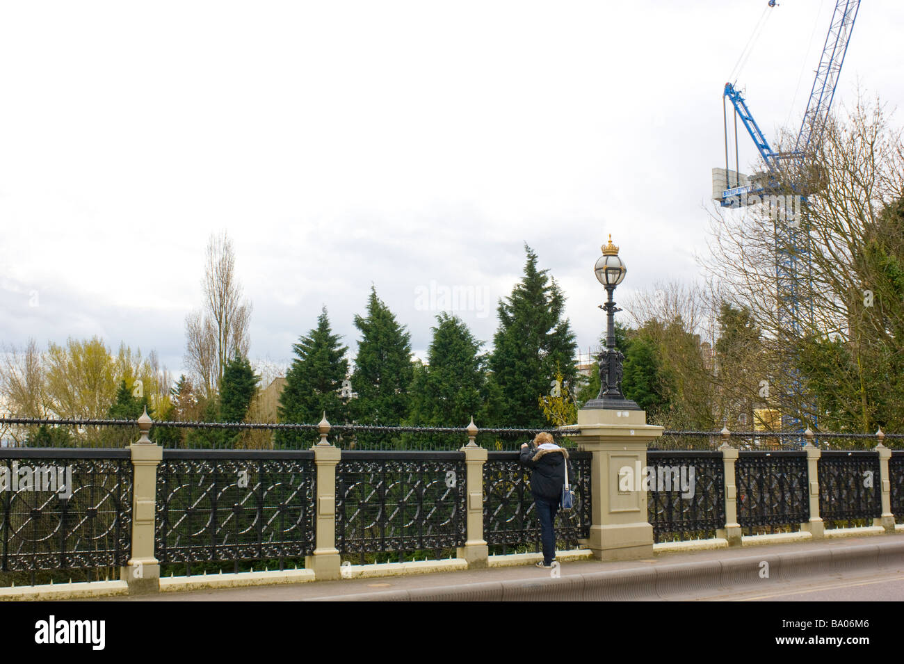 Ein Fußgänger Erhebungen der Fernblick von London aus viktorianischen Stein und Gusseisen berüchtigte Brücke in Highgate, London. Stockfoto
