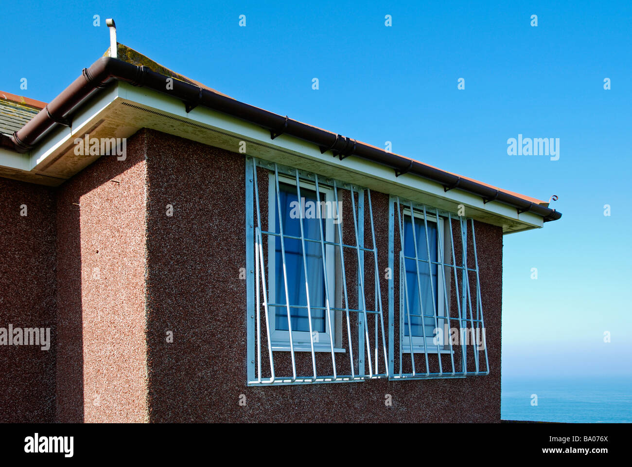 Metall Fenstergitter über das Fenster einer Immobilie in der Nähe von Padstow in Cornwall uk Stockfoto