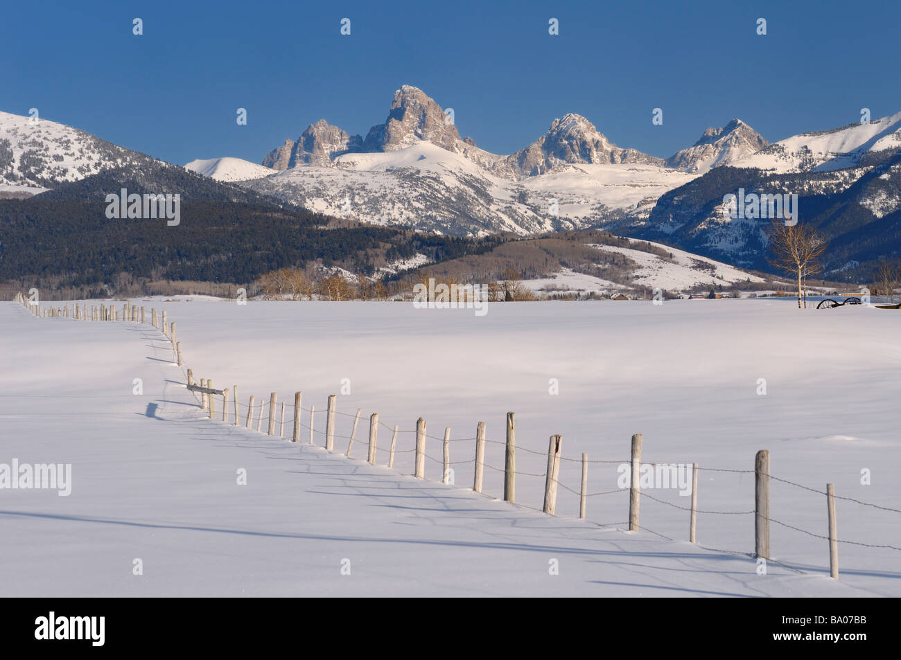 Mount owen Grand Teton middle Teton und South Teton im Winter von Idaho mit Zaun im Schnee Feld Stockfoto