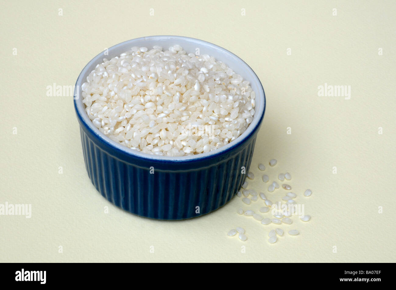 White Pudding Reis in eine Schüssel geben. Stockfoto