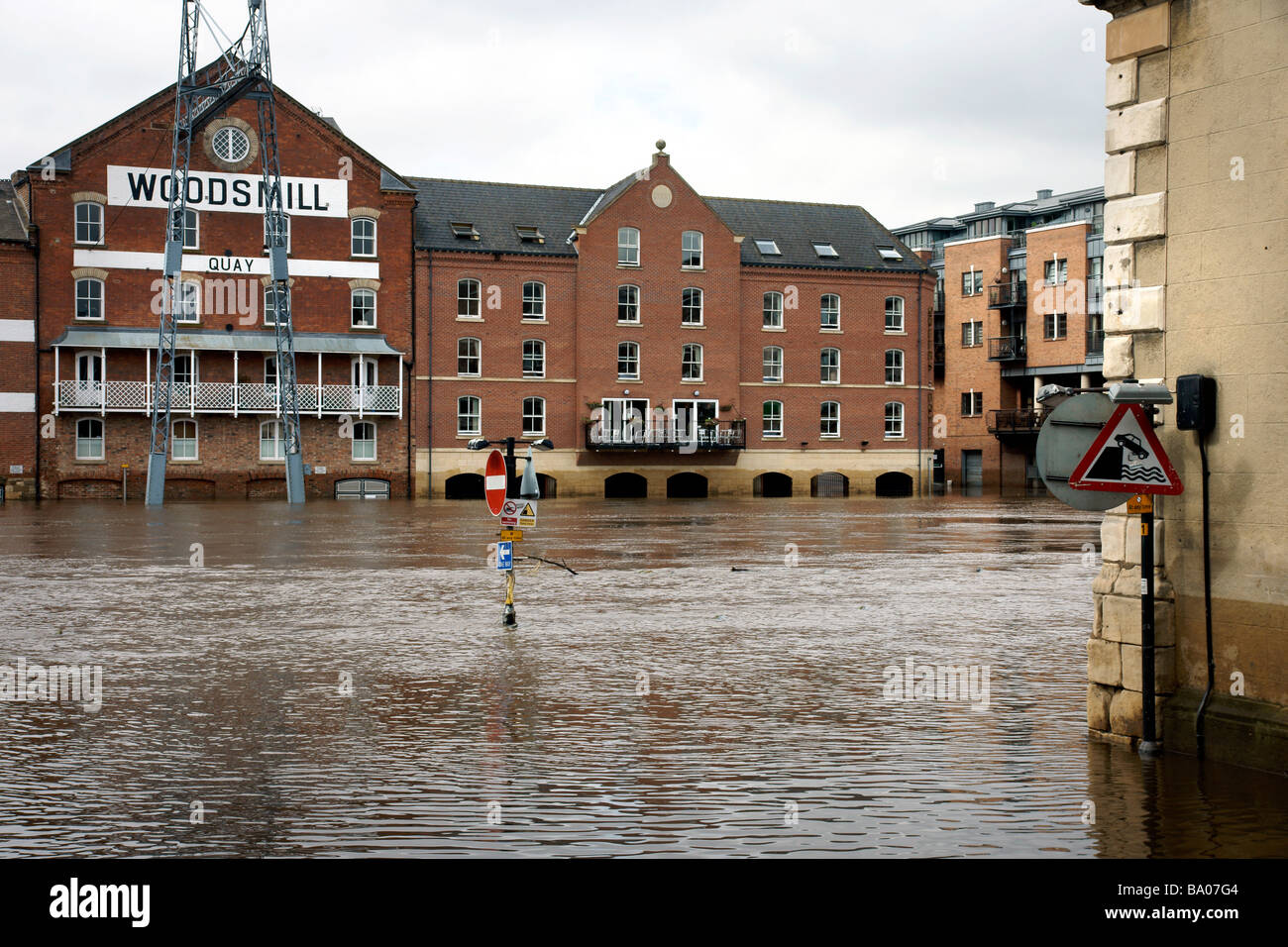 Überschwemmungen des Flusses Ouse mit am Flussufer Wohnsiedlungen im Hintergrund York (c) Marc Jackson Photography Stockfoto