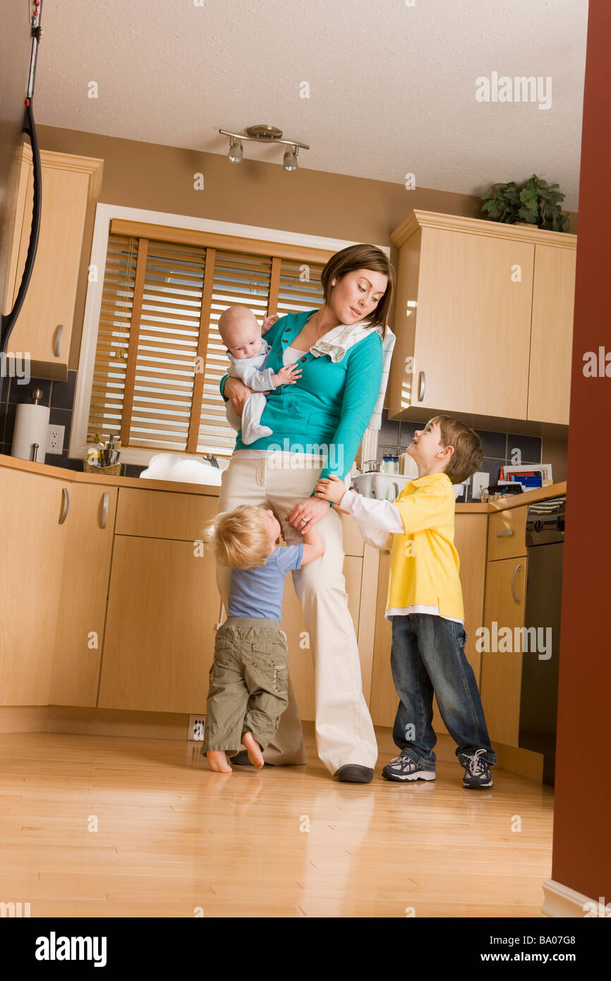 Wohnung Für Alleinerziehende Mutter Mit 2 Kindern Junge frau mutter mama mama alleinerziehende mutter mit sohn klein