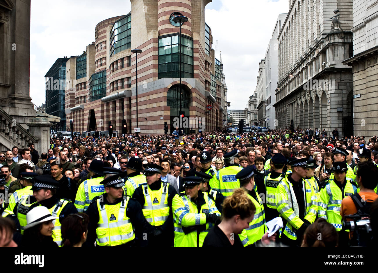 Metropolitan Police Cordon zurückhalten Demonstranten bei der G20-Demonstration in der City of London. Stockfoto