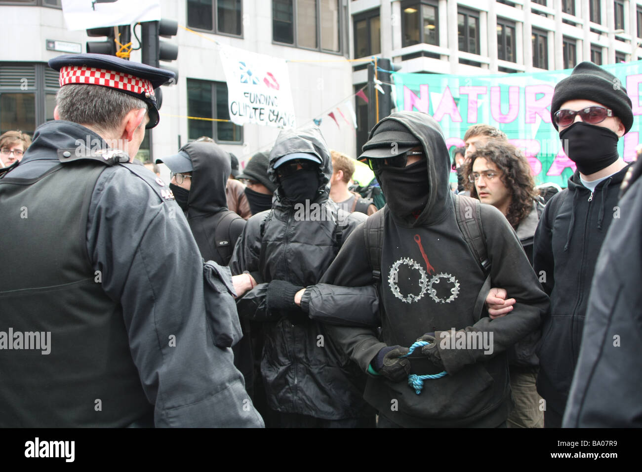 Polizei Kontrolle der Menge am G20-Demonstrationen Stockfoto