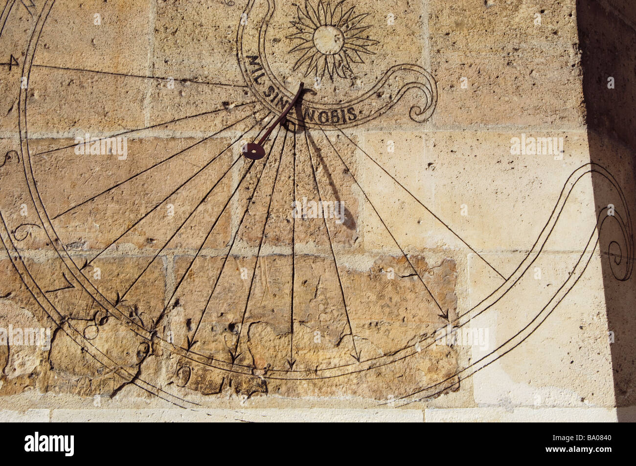 Sonnenuhr an einer Außenwand im Musee Cluny, Paris Frankreich. Stockfoto