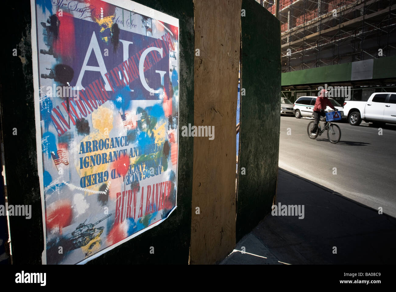 Ein Künstler-Poster abschätzig die Versicherungsriesen AIG ist auf der Baustelle in Williamsburg Brooklyn Schuppen gesehen. Stockfoto