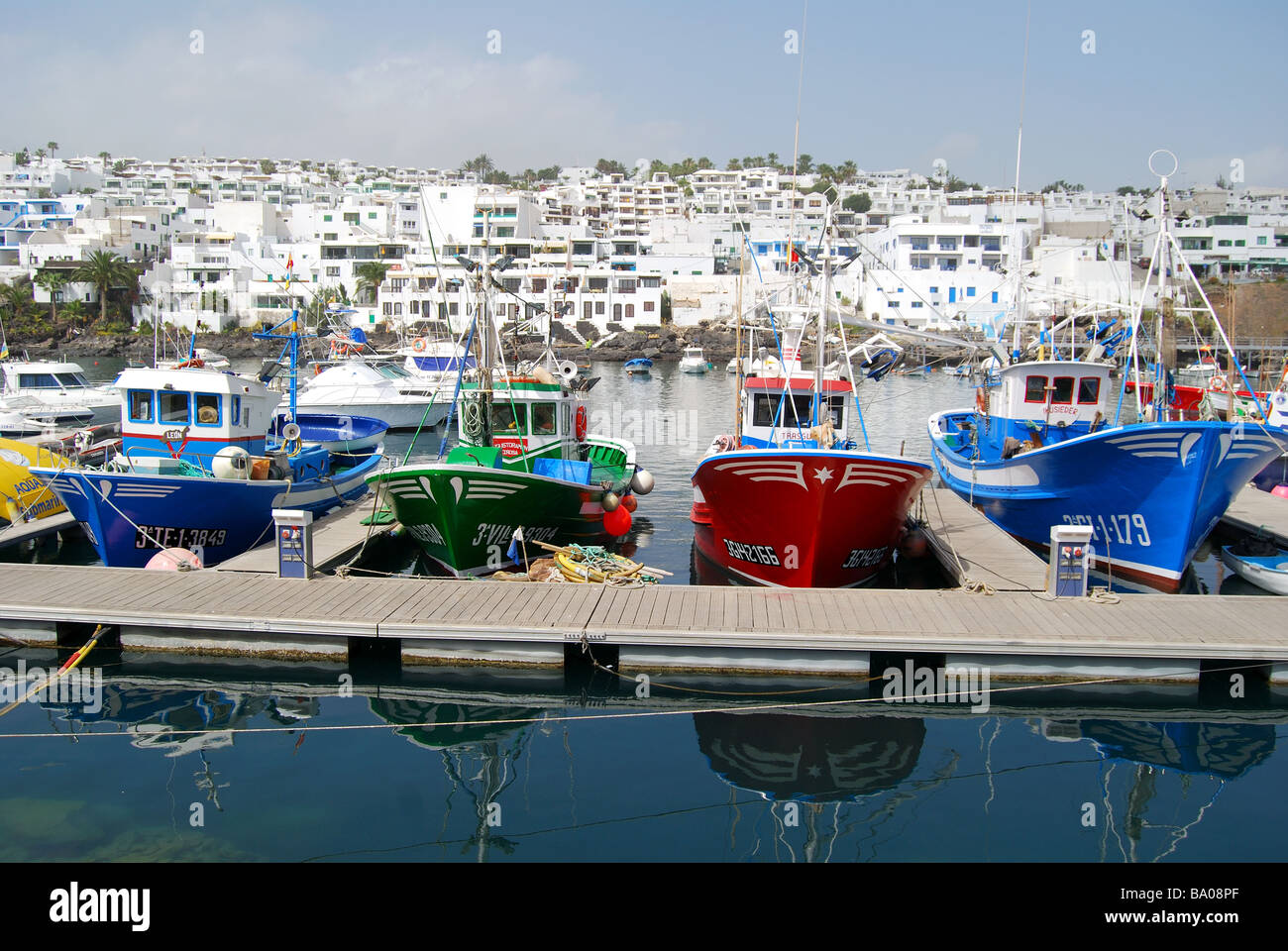 Angelboote/Fischerboote im Hafen von Puerto del Carmen, Lanzarote, Kanarische Inseln, Spanien Stockfoto