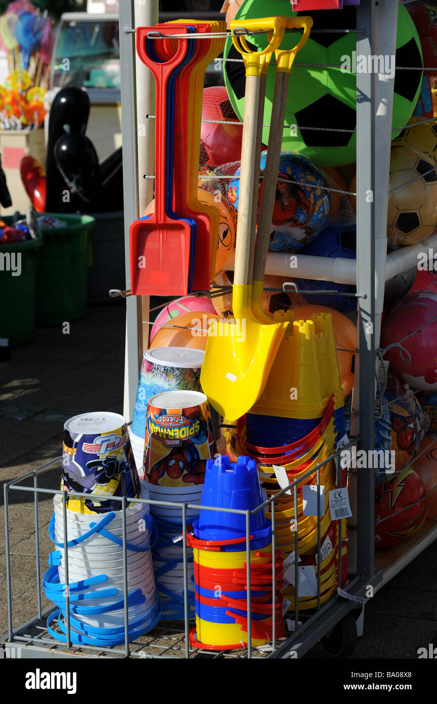 Kunststoff-Eimer und Spaten für den Verkauf auf Brighton seafront Stockfoto