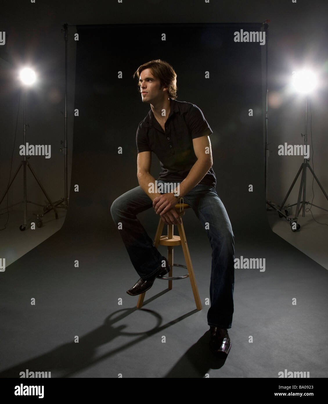 Mann posiert im studio Stockfoto