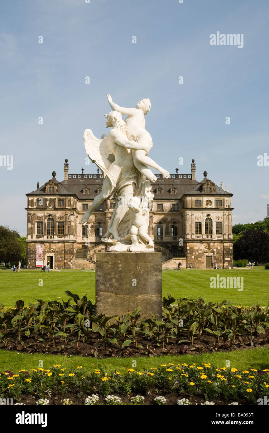 Palais Im Grüen Garten Mit Statue Dresden Dresden Sachsen Deutschland Dresden Deutschland Palais in der Grand Garden Stockfoto