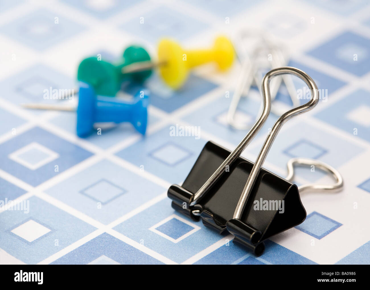 Binder Clip und Push-Pins (Karte pin) Stockfoto
