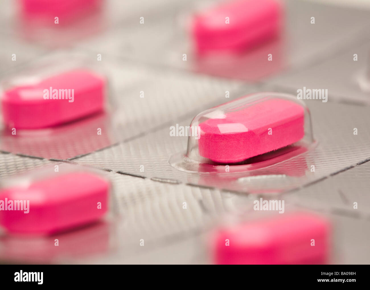 Einzeln verpackte rosa Medizin Kapseln Stockfoto