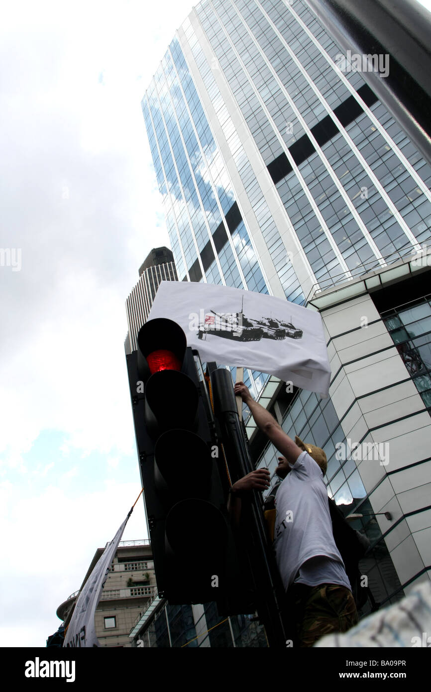 Streetart-Künstler Banksy mit Tank-Schild am G20-Protest London 1. April 2009 Anfügen an Ampel Rotlicht Stockfoto