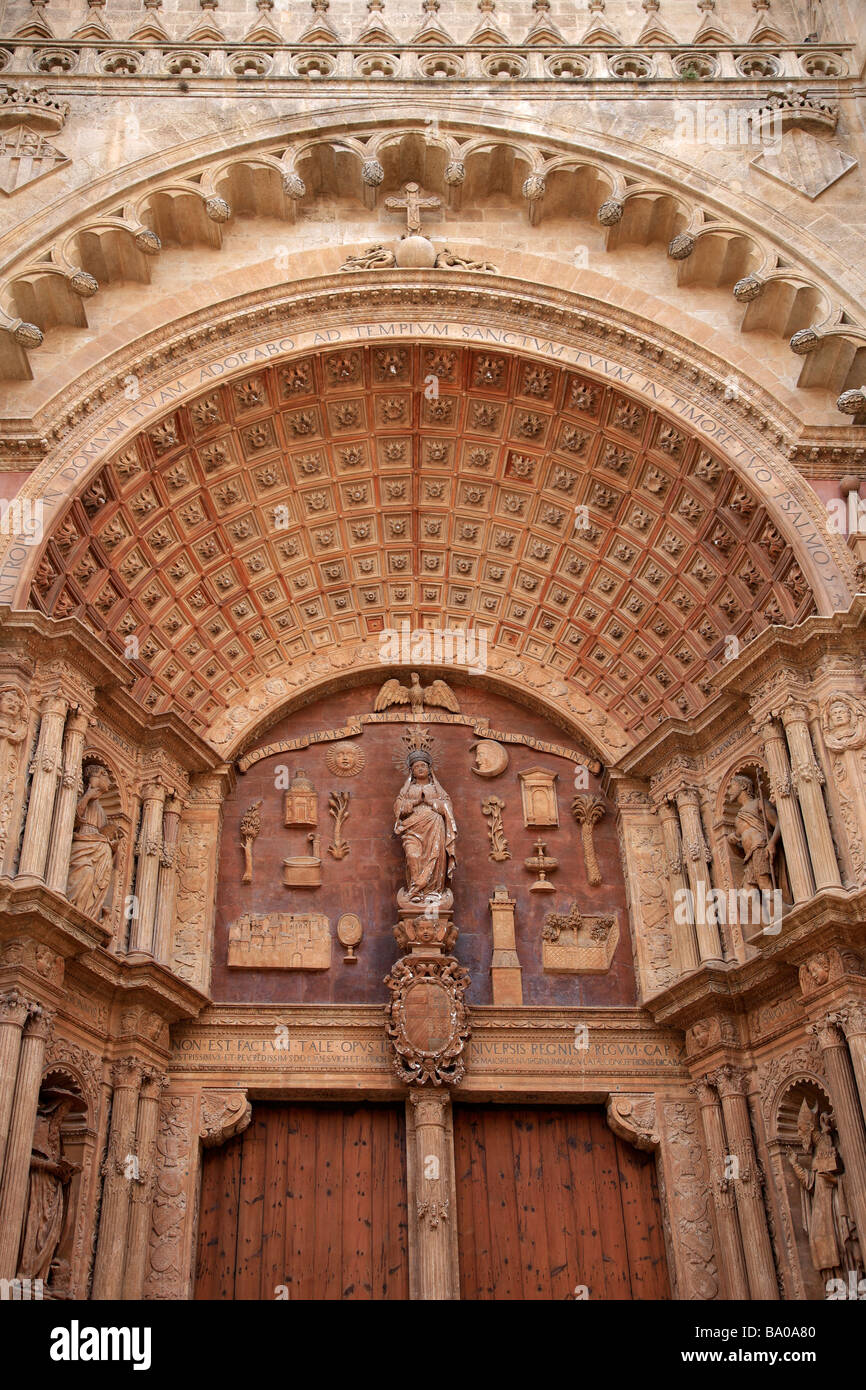 Kunstvolle Steinmetzarbeiten Torbogen Palma Kathedrale Palma de Mallorca Mallorca Insel Balearischen Inseln Mittelmeer Spanien Stockfoto