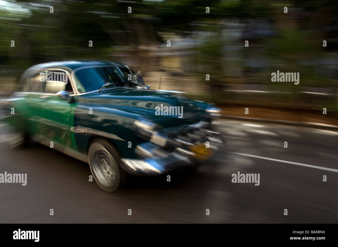 Schuss des Klassikers schwenken; Amerikanisches Auto; Kuba, Havanna Stockfoto