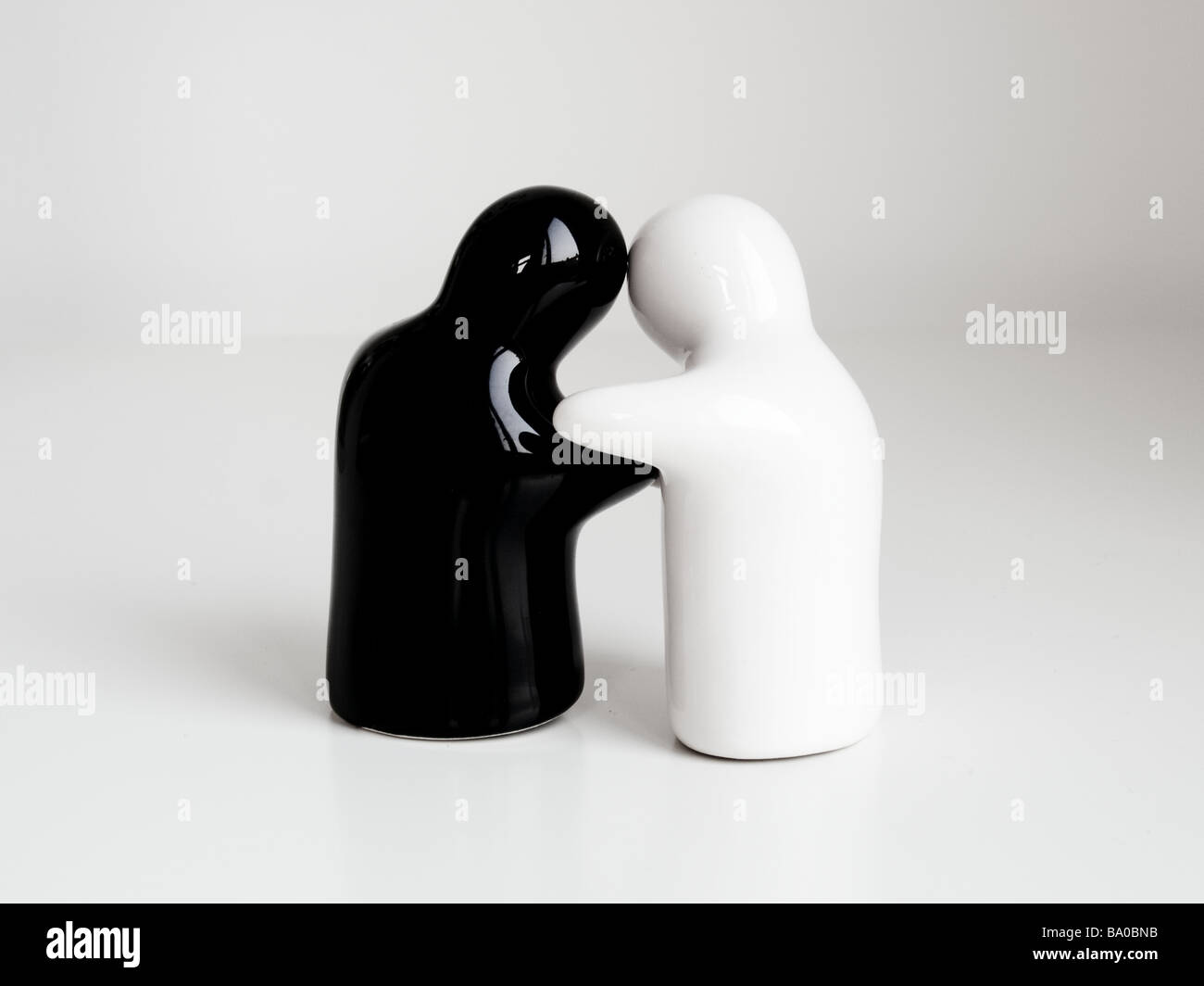 Salz- und Pfefferstreuer umarmt Stockfotografie - Alamy