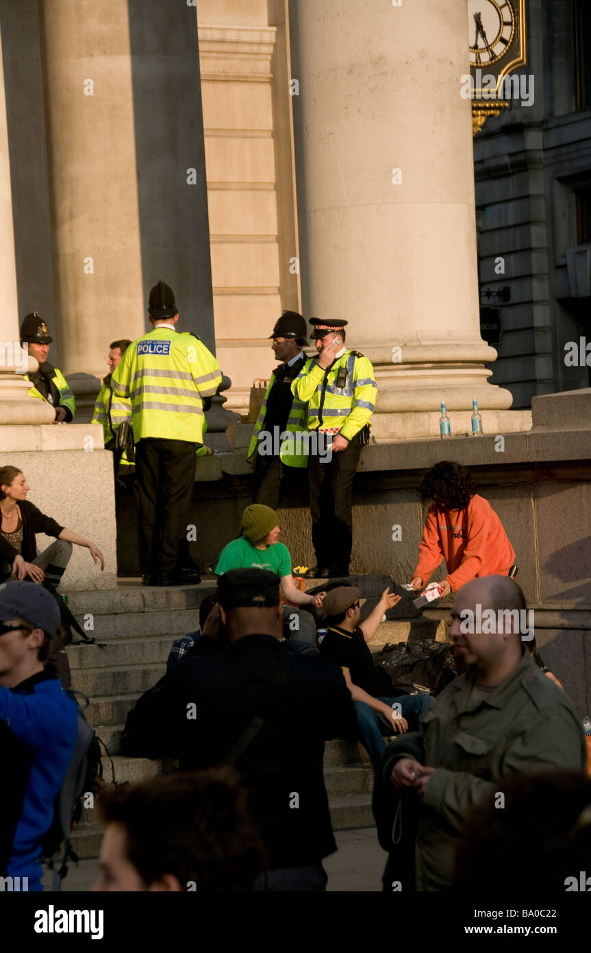 Polizei und Demonstranten des G20-Gipfels, bei der Bank in London am 2. April 2009 Stockfoto