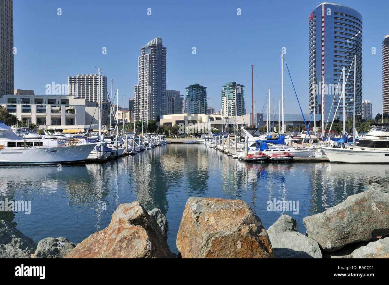 Blick auf den Yachthafen und die Innenstadt von San Diego California Stockfoto