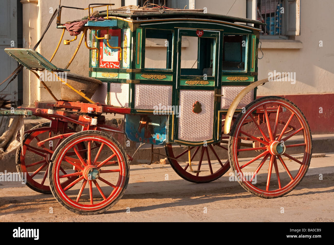Eines der vielen einzigartigen Pferdekutschen sieht man in der birmanischen Stadt von Pyin U Lwin (Maymyo), Mandalay-Division, Myanmar Stockfoto
