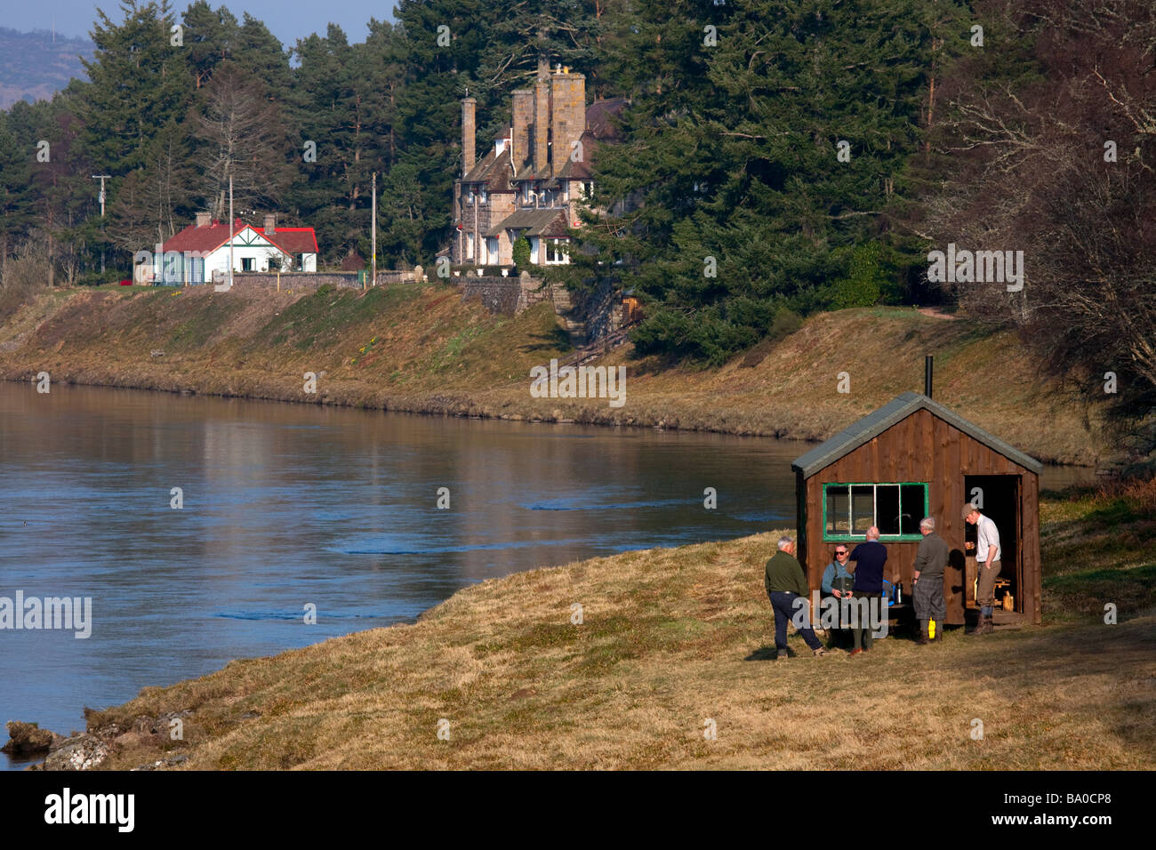 Lachsfischers hölzerner Zufluchtsort, Hütte, Haus, Flusslandschaft am Ufer des Flusses Dee, Aberdeen, Aberdeenshire, Schottland, Großbritannien Stockfoto