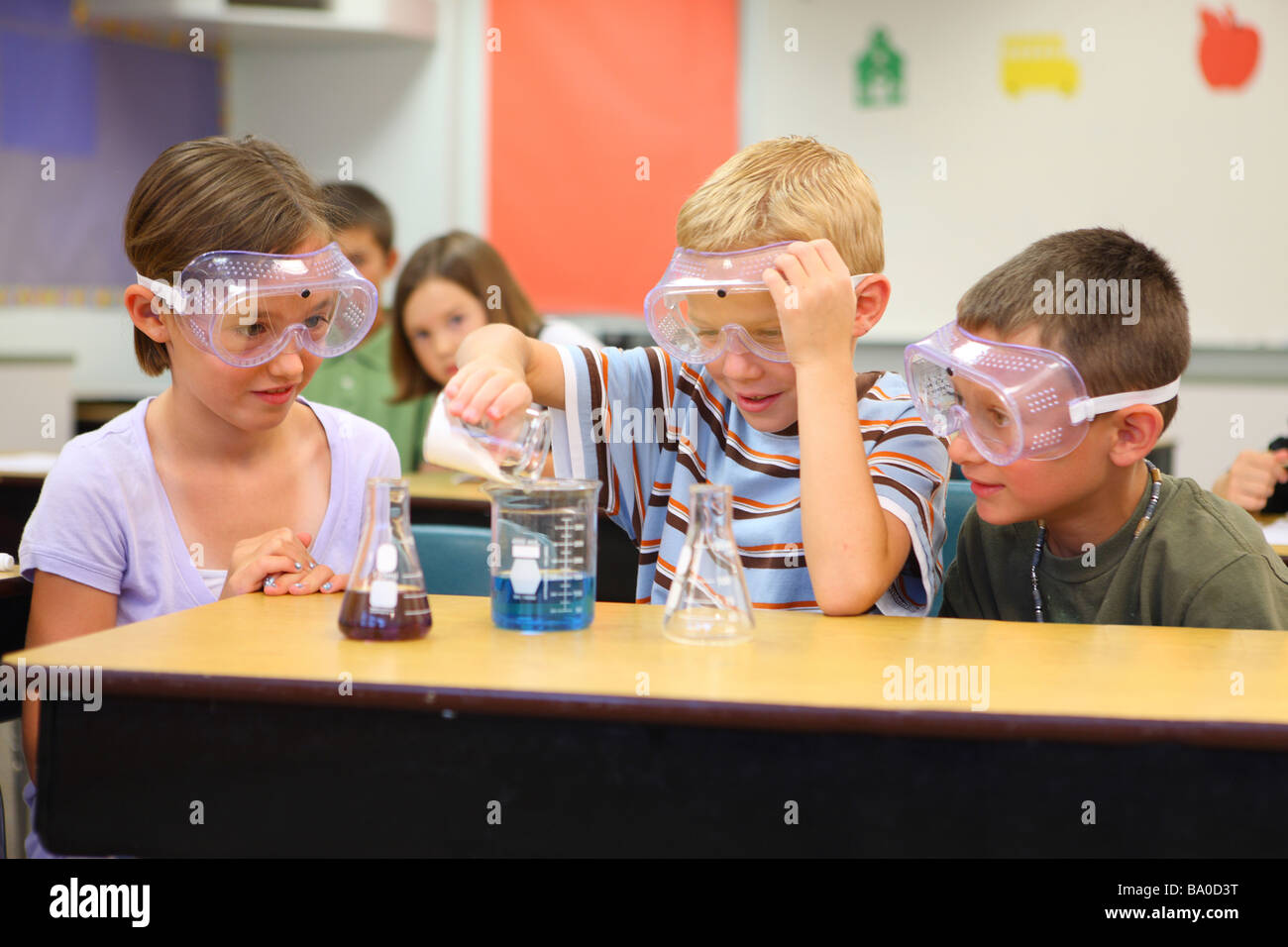 Schülerinnen und Schüler eine wissenschaftliches Experiment zu tun Stockfoto