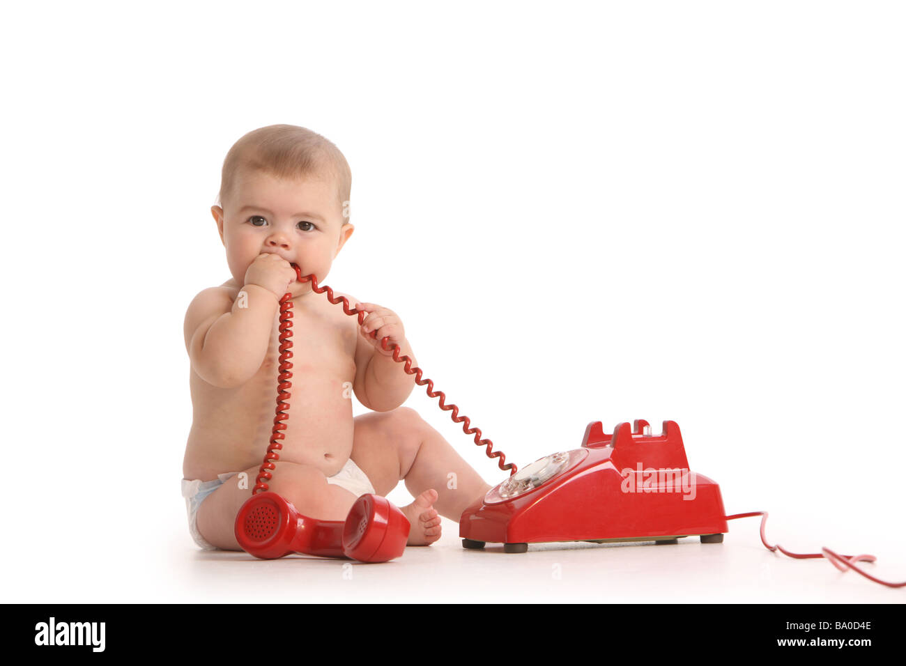 Baby mit roten Telefon auf weißem Hintergrund Stockfoto