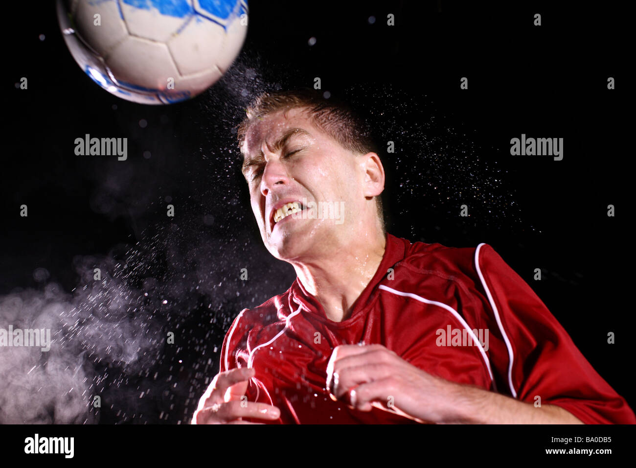 Fußball-Spieler schlagen Ball mit Kopf Stockfoto