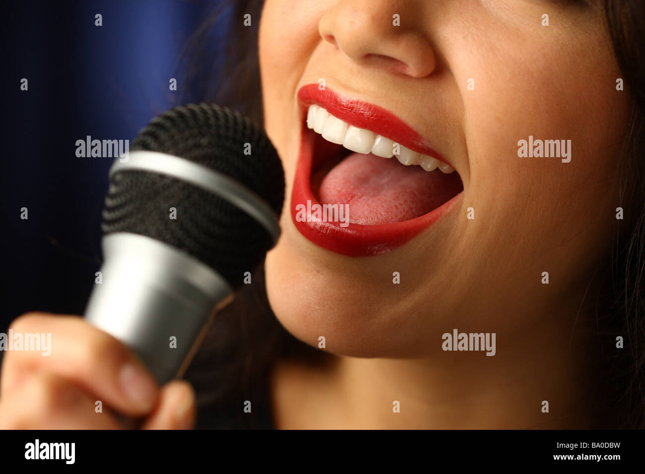 Nahaufnahme von Mund ins Mikrofon singen Stockfoto
