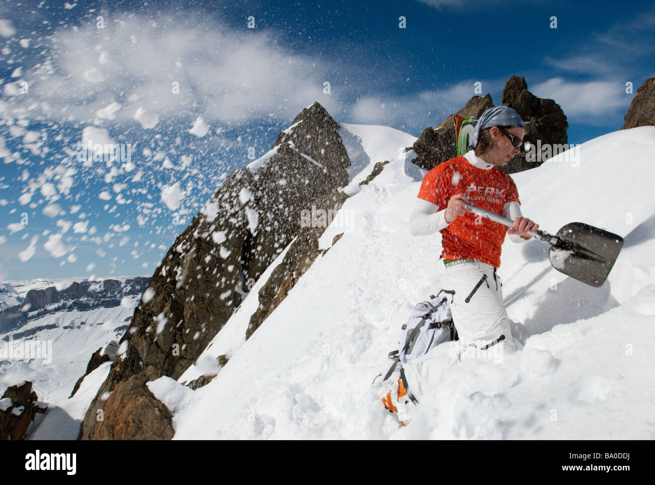 Skifahrer Graben Schnee in den Bergen, Chamonix, Frankreich Stockfoto