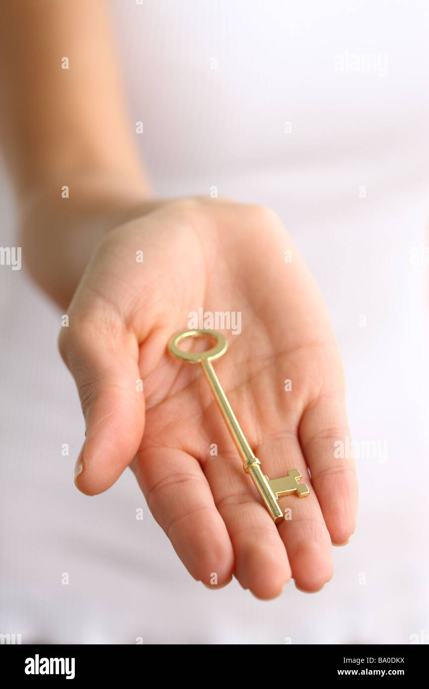 Antik gold Schlüssel in der hand Stockfoto