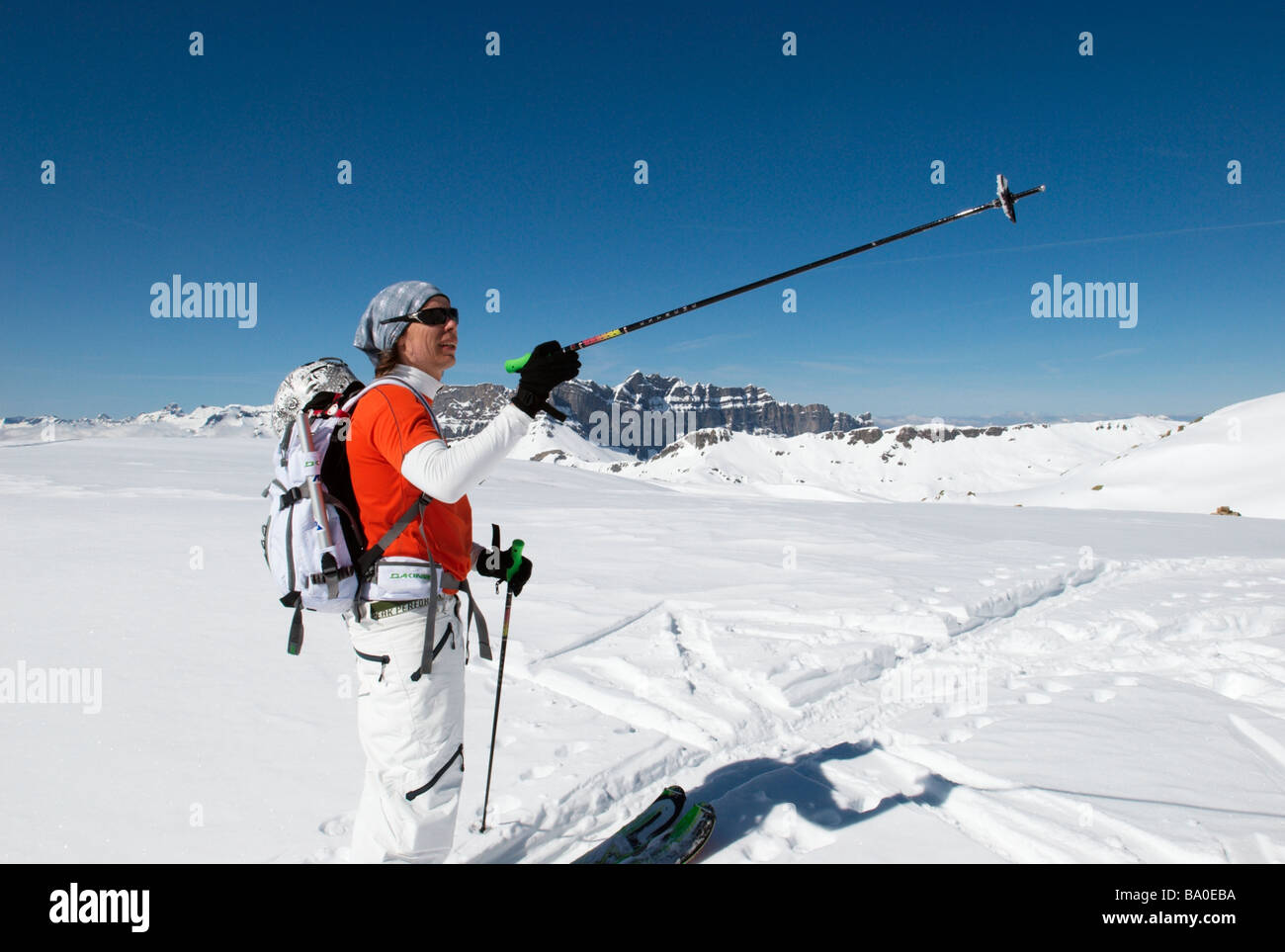 Skifahrer mit einem Skistock, Aiguilles Rouges Nature Reserve, Chamonix, Frankreich Stockfoto