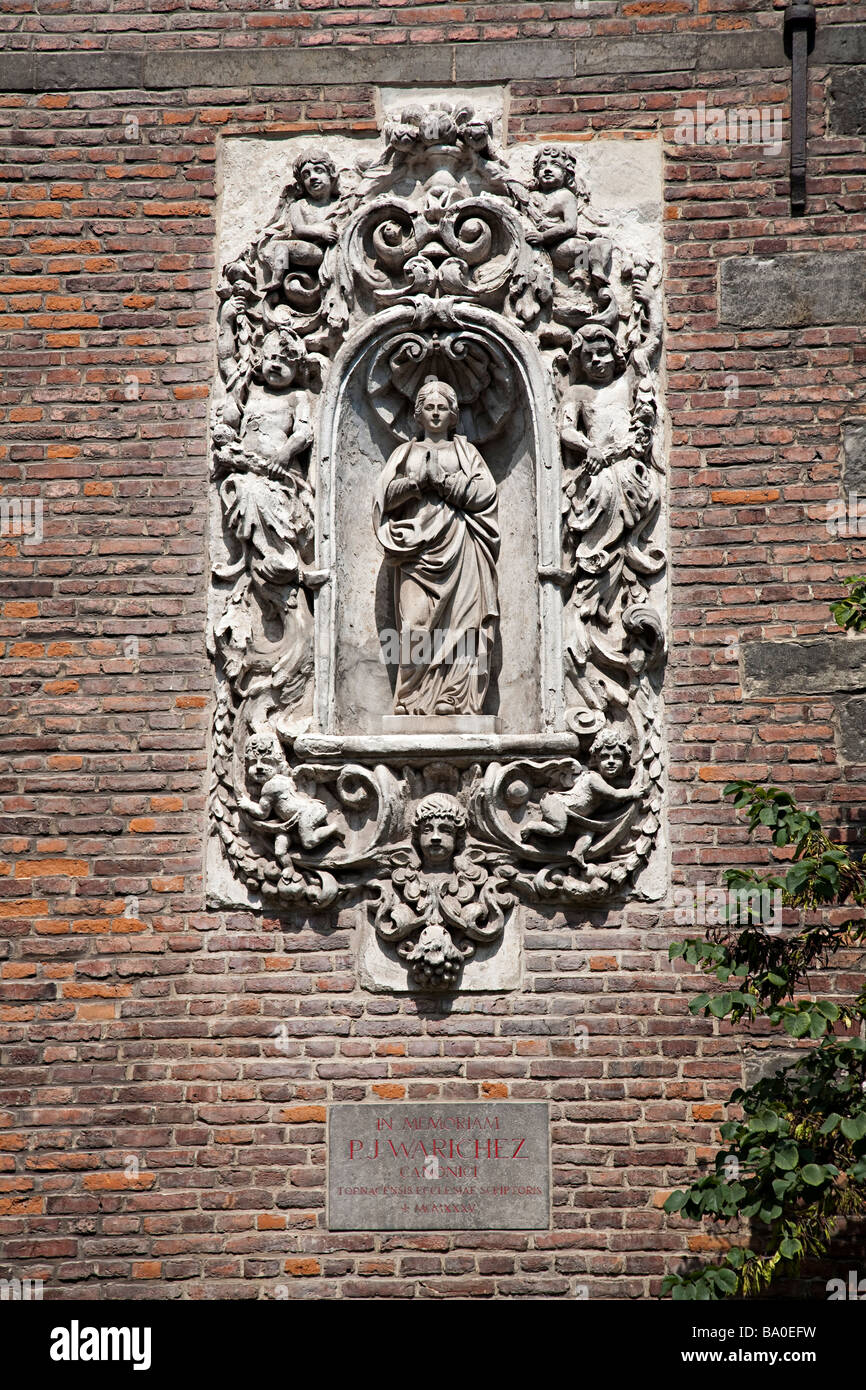 Gedenkstätte Skulptur zu Kirchengebot inmitten einer gemauerten Wand Tournai Belgien Stockfoto