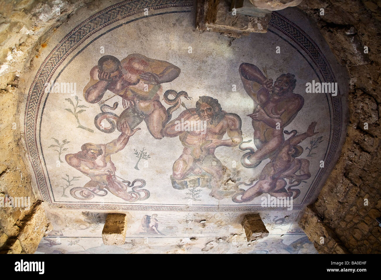 Zentralen Apsis Kampf der Giganten von Herakles schlug vergiftete Pfeile Mosaik Villa Romana del Casale in der Nähe von Piazza Armerina Sizilien Ital Stockfoto