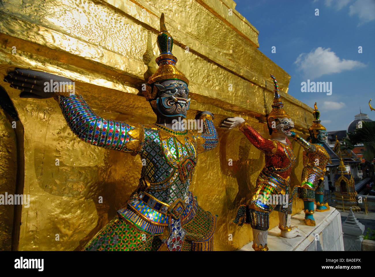 Dämonen bewacht ein Golde Chedi Stockfoto