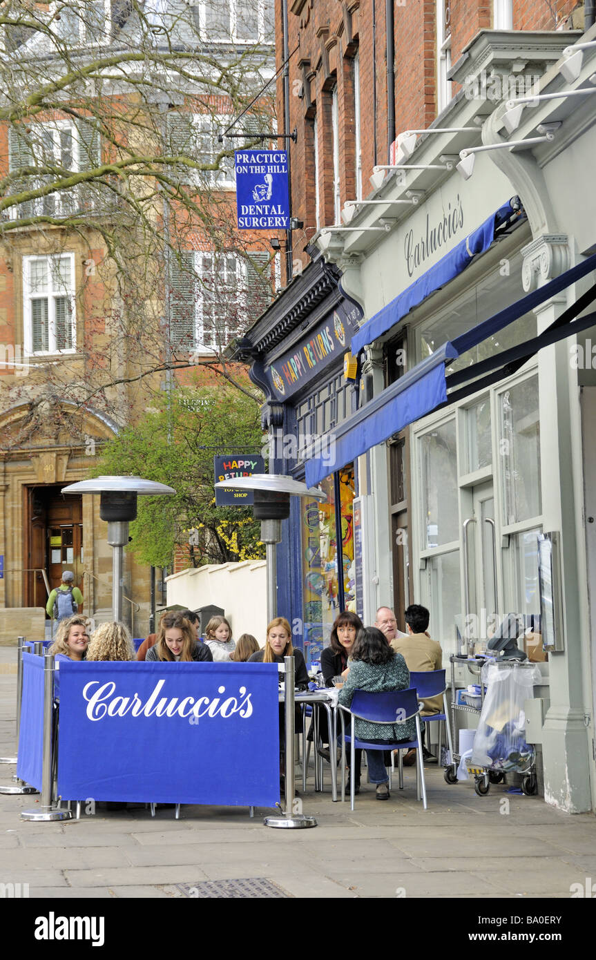 Essen im Freien in der Carluccio Hampstead London England UK Stockfoto