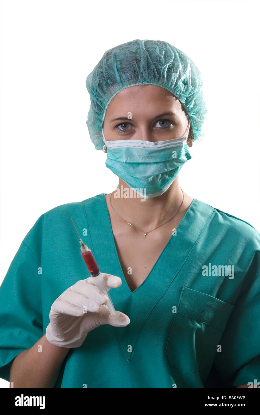Porträt einer jungen Krankenschwester hält eine Blut-Spritze Stockfoto