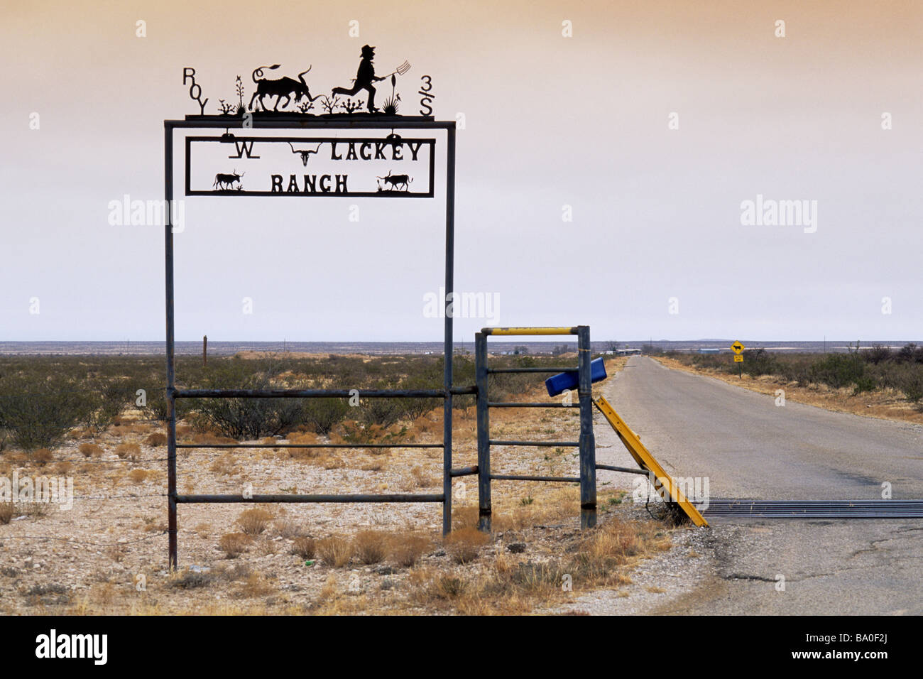 Schmiedeeisen-Zeichen in der Nähe von Ranch Eingang Skinner Road in der Nähe von Carlsbad in Eddy County New Mexico USA Stockfoto