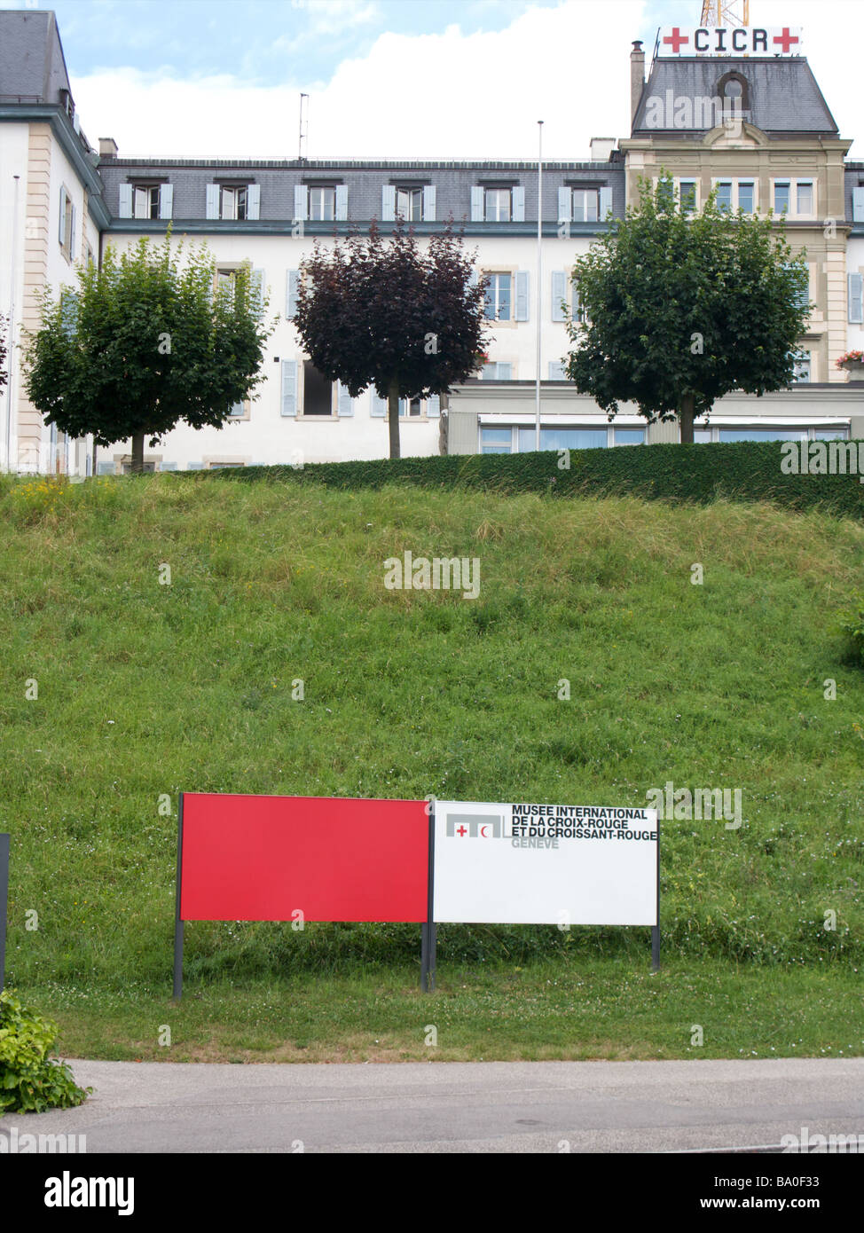 Ein Zeichen außerhalb der roten Halbmond oder das rote Kreuz internationale medizinische Hilfe CICR Gebäude, Sitz IKRK, Genf, Schweiz Stockfoto