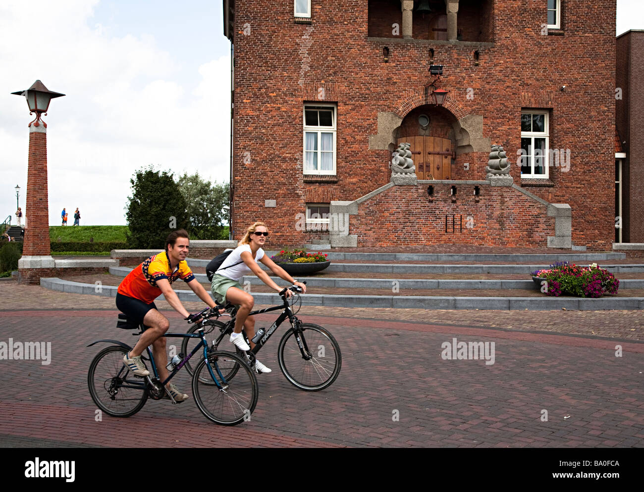 Mann und Frau, Radfahren in der Stadt Medemblik Niederlande Stockfoto
